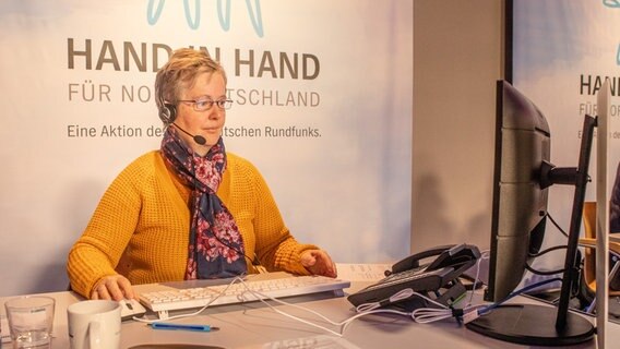 Im selben Zeitslot saß auch NDR-Mitarbeiterin Andrea Langkavel am Spendentelefon. © NDR Foto: Georg Hundt
