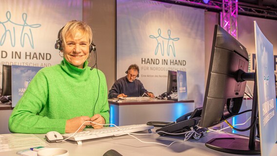 Bildungsministerin Simone Oldenburg (Die Linke) am Spendentelefon. © NDR Foto: Georg Hundt