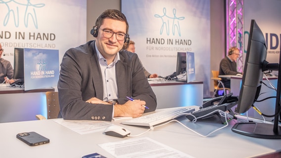 Franz-Robert Liskow, Fraktionsvortsitzener der CDU in MV am Spendentelefon von Hand in Hand © NDR Foto: Georg Hundt