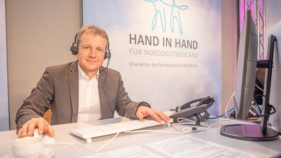 Schwerins Oberbürgermeister Rico Badenschier am Spendentelefon. © NDR Foto: Georg Hundt