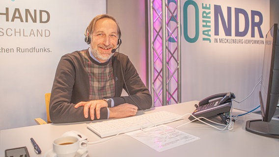 Michael Noetzel (Die Linke) sitzt lächelnd am Spendentelefon © NDR Foto: Georg Hundt