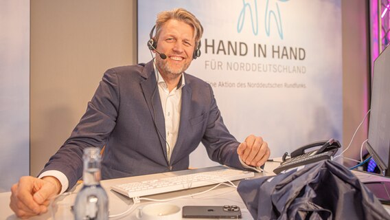Jens Hakanowitz, Sportlicher Leiter der Seawolves Rostock am Hand in Hand Spendentelefon © NDR Foto: Georg Hundt