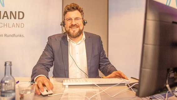 Julian Barlen (SPD) sitzt am Spendentelefon © NDR Foto: Georg Hundt