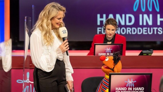 Ernie aus der Sesamstraße im Callcenter in Hamburg-Lokstedt. © NDR Foto: Markus Hertrich