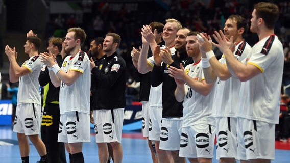 Die deutsche Handball-Nationalmannschaft nach dem Vorrundensieg gegen Österreich bei der EM 2022. © picture alliance/dpa Foto: Marijan Murat