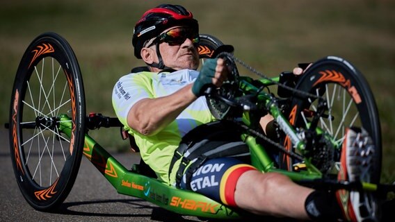 Der deutsche Stefan Voormans fährt auf seinem Handbike in Indien © NDR Foto: Stefan Voormans