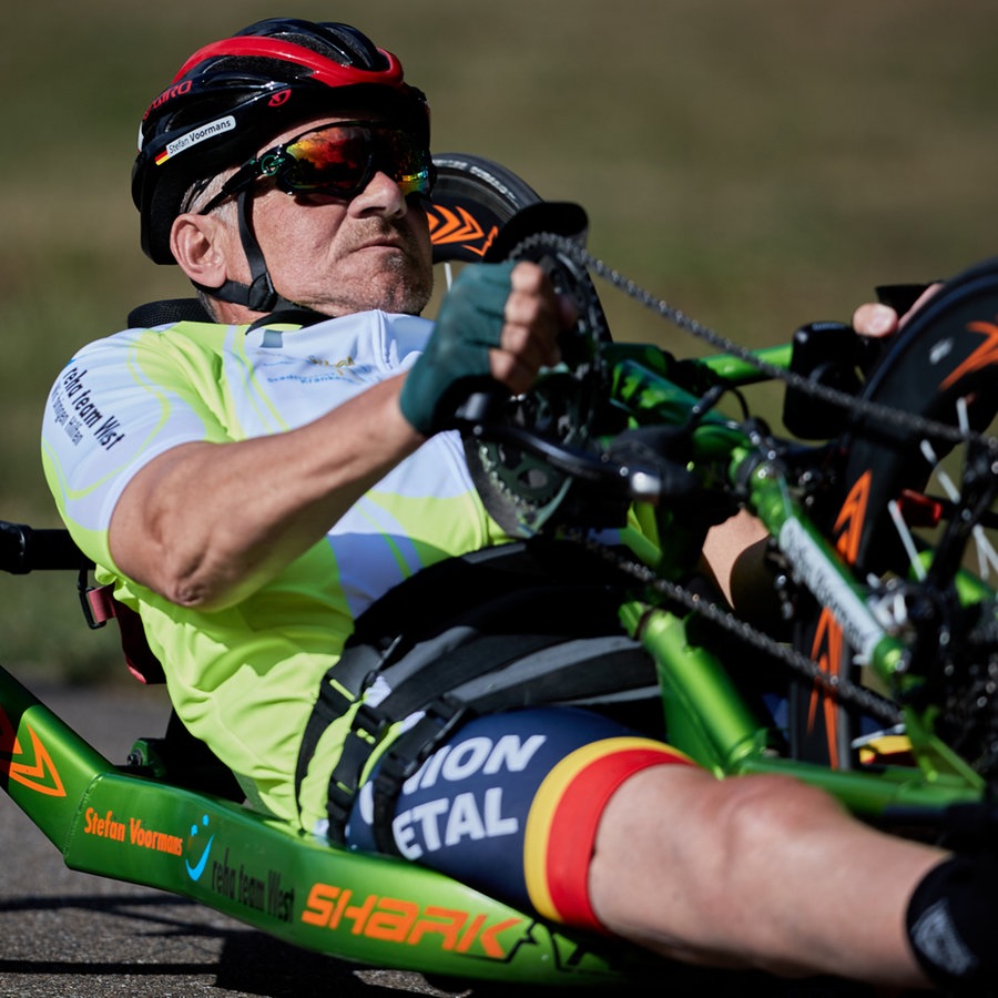 Der deutsche Stefan Voormans fährt auf seinem Handbike in Indien © NDR Foto: Stefan Voormans