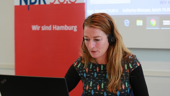Maria Fuchs am Spendentelefon © NDR Foto: Dietze, Alex