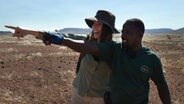 Tierärztin Hannah lässt sich in Namibia von Spurenleser Jason Nashörner zeigen. © NDR/Doclights 