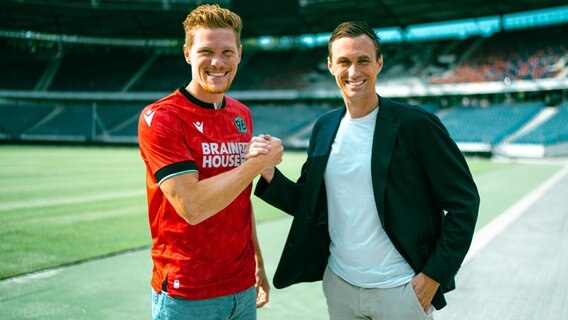 Hannovers Zugang Marcel Halstenberg (l.) und 96-Sportchef Marcus Mann © Hannover 96 