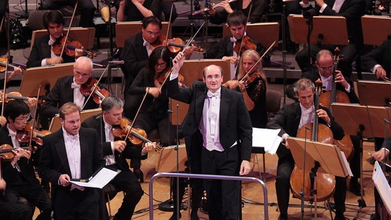 Dirigent Andrew Manze bei der Generalprobe der "Hannover-Proms". © pluemer-fotografie.de Foto: Michael Plümer