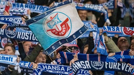 Fans von Hansa Rostock. © picture alliance / Fotostand Foto: Fotostand / Voelker