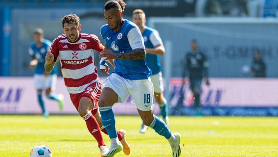 Juan Jose Perea (Hansa Rostock, r.) im Zweikampf mit Matthias Zimmermann (Fortuna Düsseldorf). © Imago / fotostand 