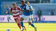 Juan Jose Perea (Hansa Rostock, r.) im Zweikampf mit Matthias Zimmermann (Fortuna Düsseldorf). © Imago / fotostand 