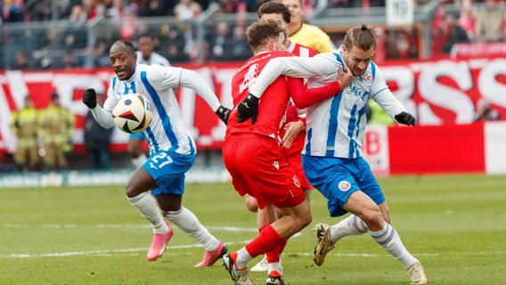 Die Hansa-Profis Sigurd Haugen (r.) und Christian Kinsombi (l.) im Spiel bei Energie Cottbus © imago images Foto: Andy Bünning