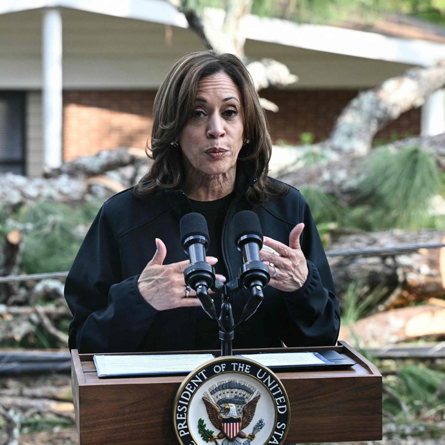 US Vize-Präsidentin Kamala Harris steht am Rednerpult anlässlich des Hurricane Helene © AFP Foto: BRENDAN SMIALOWSKI