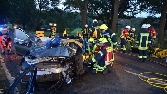 Feuerwehrleute sind nach einem Unfall bei Harsefeld im Einsatz. © Polizei Stade 