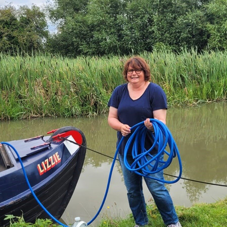 Gabi Biesinger vor dem Hausboot © Gabi Biesinger Foto: Gabi Biesinger