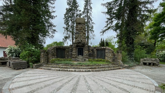 Ein erweitertes Denkmal auf einem Friedhof im Dorf Ramlingen © NDR Foto: Niels Kristoph