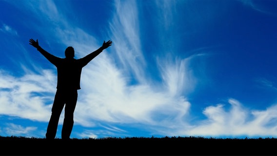 Silhouette eines Menschen vor wolkigem Himmel © Fotolia.com Foto: Barbara Helgason