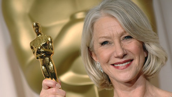 Helen Mirren with an Oscar for her role as Queen Elizabeth of England © picture-alliance/dpa Photo: Abaca Hahn-Khayat-Douliery