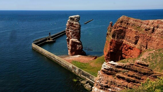 Der Felsen "Lange Anna" an der Nordwestspitze von Helgoland. © picture alliance / Klaus Nowottnick 