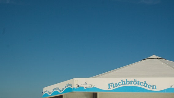 Blauer Himmel über einer Fischbrötchen-Bude. © Photocase Foto: zettberlin