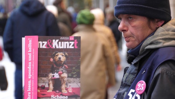 Birgit Wende verkauft das Straßenmagazin "Hinz und Kunzt" in Hamburg. © NDR 