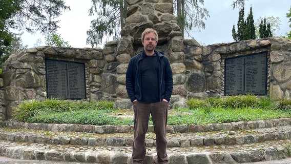 Ein  Mann steht vor einem Kriegsdenkmal. © NDR Foto: Niels Kristoph