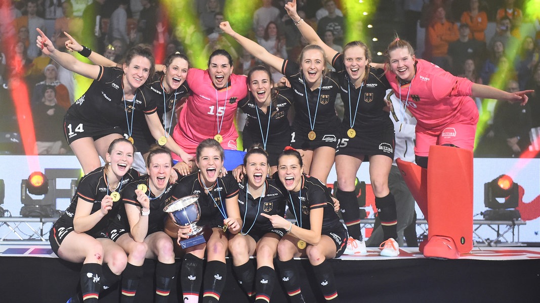 Hockey, Halle, Damen, EM, Finalrunde, Deutschland - Niederlande. Die deutsche Mannschaft jubelt nach dem Sieg mit dem Europameisterschafts-Pokal