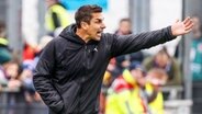 Holstein Kiels Trainer Marcel Rapp im Heimspiel gegen den 1. FC Magdeburg. © picture alliance/dpa | Axel Heimken 
