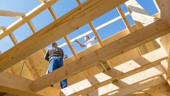 Handwerker errichten einen Dachstuhl. © colourbox Foto: -