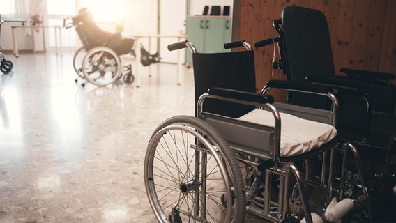 Leere Rollstühle in einem Altenheim stehen im Flur © Colourbox Foto: Andrea De Martin