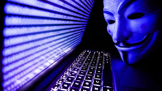 Ein Themenbild zu den Hackern von Anonymus © picture alliance / NurPhoto Foto: Jakub Porzycki