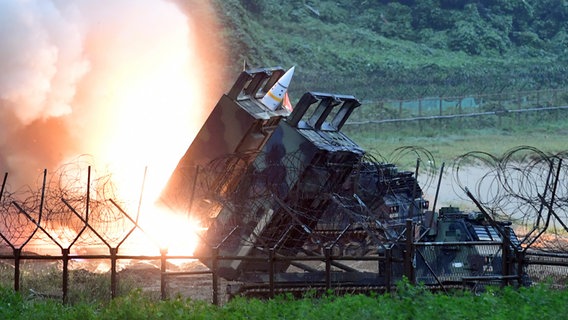 Eine US-Rakete vom Typ ATACMS befindet sich unmittelbar vor dem Start. © dpa Bildfunk Foto: South Korea Defense Ministry/Uncredited