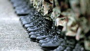 Detailaufnahme von Springerstiefeln von Bundeswehrsoldaten in einer Reihe stehend. © picture-alliance/ dpa/dpaweb Foto: Ronald Wittek
