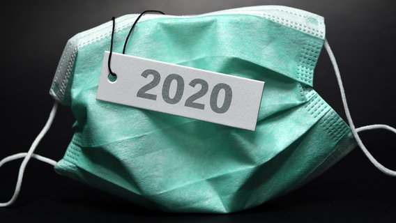 Eine Schutzmaske und ein Schild mit Zählstrichen. © picture alliance, panthermedia Foto: Bildagentur-online Ohde, belchonok