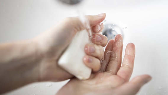 Blick auf die Hände eines Menschen der diese mit Seife wäscht © imago images / photothek 