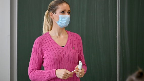 Eine Lehrerin mit Schutzmaske im Unterricht. © picture alliance Foto: Michael Weber /  Eibner-Pressefoto