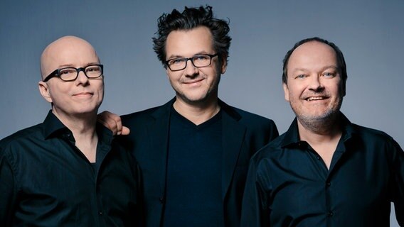 Die Sprecher "Der Drei Fragezeichen", Oliver Rohrbeck,  Andreas Fröhlich, und Jens Wawrczeck © Kühl PR Foto: Christian Hartmann
