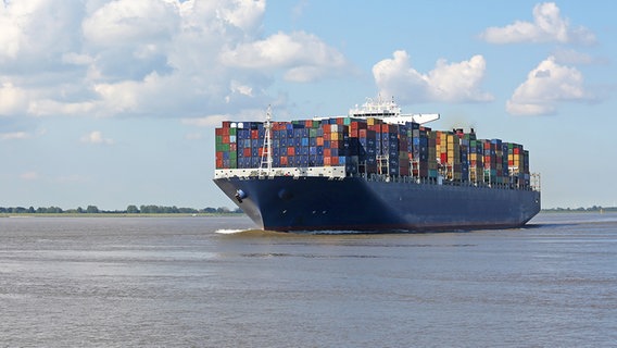 Containerschiff auf der Elbe. © fotolia Foto: Kara
