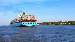 Containerschiff auf der Elbe © fotolia.com Foto: Kara