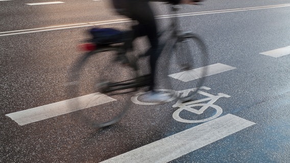 Ein Radfahrer auf einem Fahrradstreifen © Colourbox Foto: Knud Nielsen