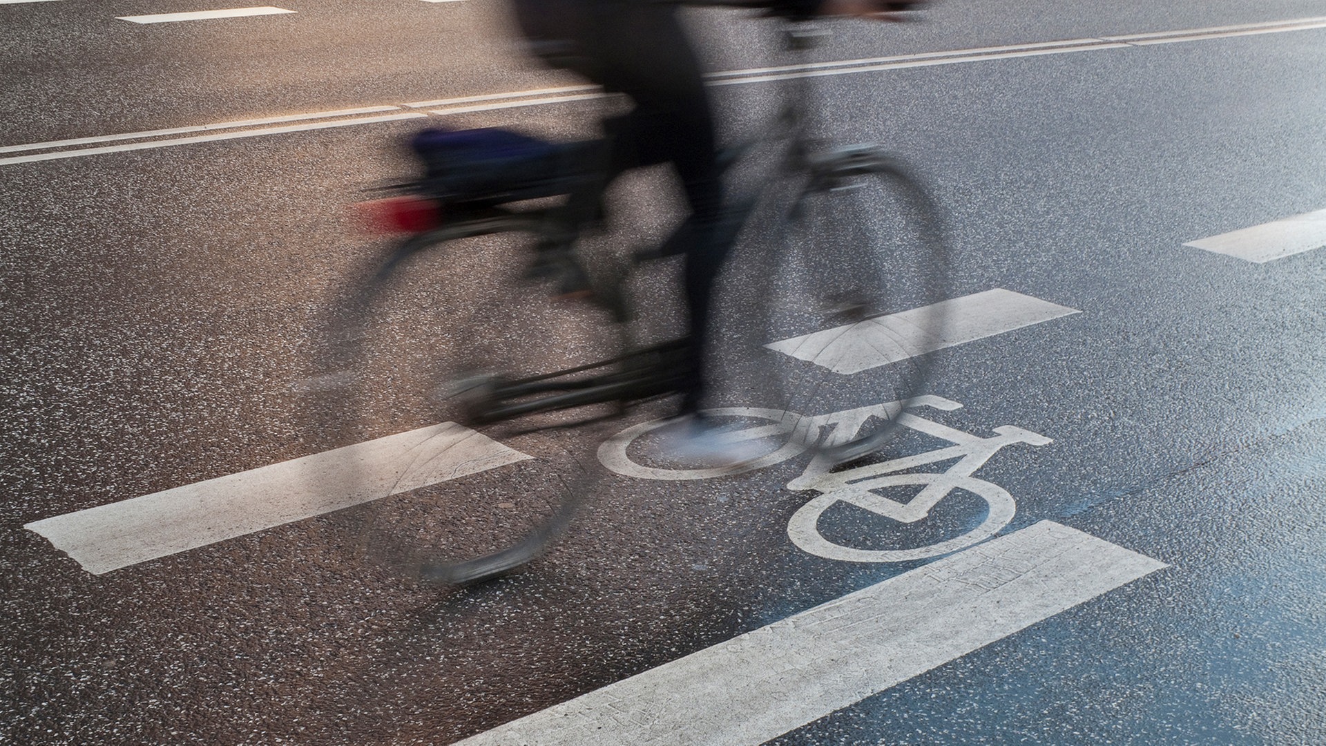 Wer rot hatte, ist unklar: Auto rammt Radfahrer (17) an Ampel