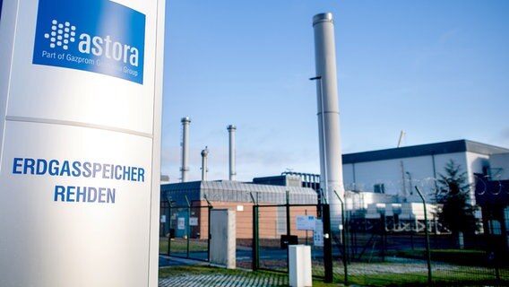 Ein Schild mit dem Logo des Unternehmens steht vor der Einfahrt zum Erdgasspeicher Rehden der astor GmbH © picture alliance/dpa Foto: Hauke-Christian Dittrich