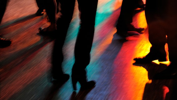 Beine einer Frau auf einer Tanzfläche. © photocase.de Foto: myn