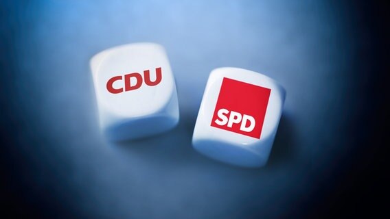 Zwei Würfel mit den Logos von CDU und SPD © picture alliance / blickwinkel 