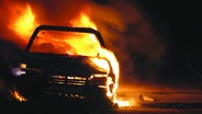 Ein Auto steht in Flammen auf der Straße. (Themenbild) © evron.info / Fotolia.com Foto: evron.info