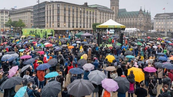 Die Spitzenkandidatin der Grünen spricht am Hamburger Jungernstieg vor einem großen Publikum. © imago Foto: Chris Emil Janßen