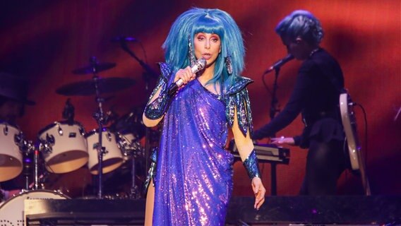 Cher bei ihrem Konzert am 13. Oktober 2019 in der Arena am Volkspark in Hamburg.  Foto: Axel Herzig